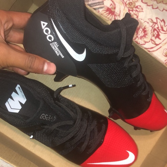 Nike soccer cleats - Picture 1 of 3